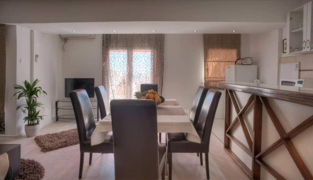 Apartments Aleksandar Petrovac Pokoj fotografie